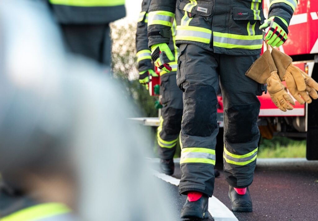 Podpalenie pustostanu jako efekt zakładu: dwóch mężczyzn w rękach policji