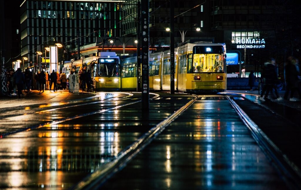 Zdarzenie drogowe na Alei 3 Maja w Krakowie: kolizja rowerzysty i tramwaju